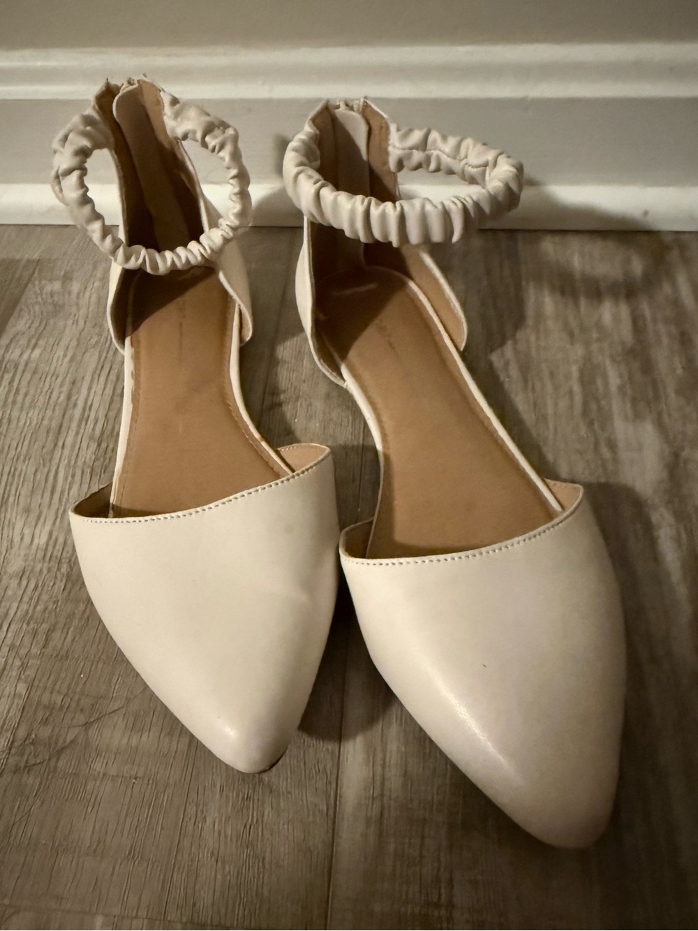 Report Women’s 8 Pointed-Toe Ankle-Strap Flat - Cream